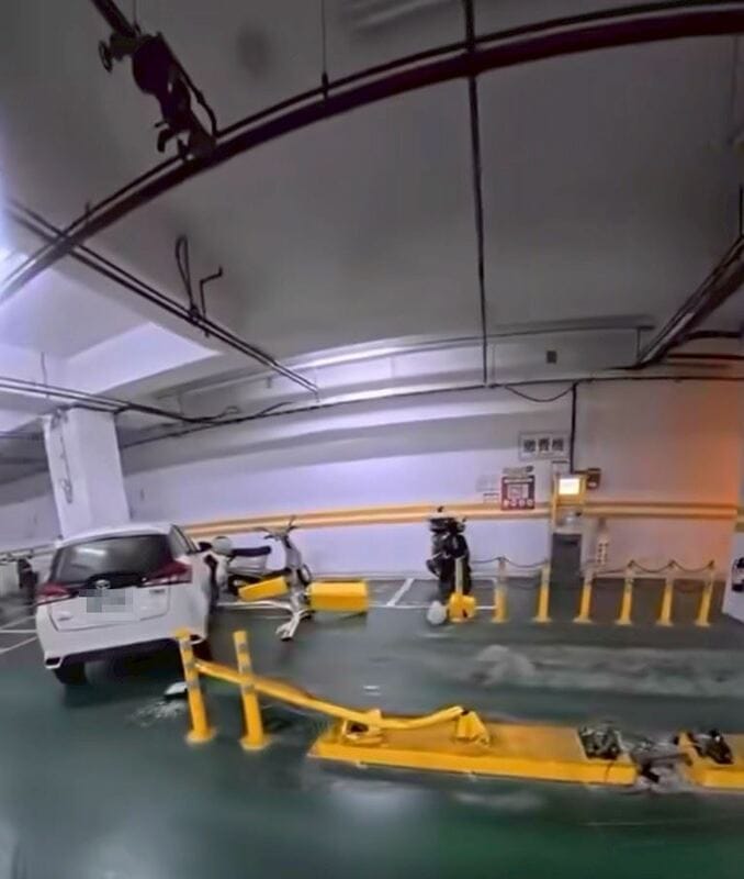 iRent暴衝後波及多輛機車，網友直呼「珍惜生命，遠離iRent」。   圖：翻攝自爆料公社