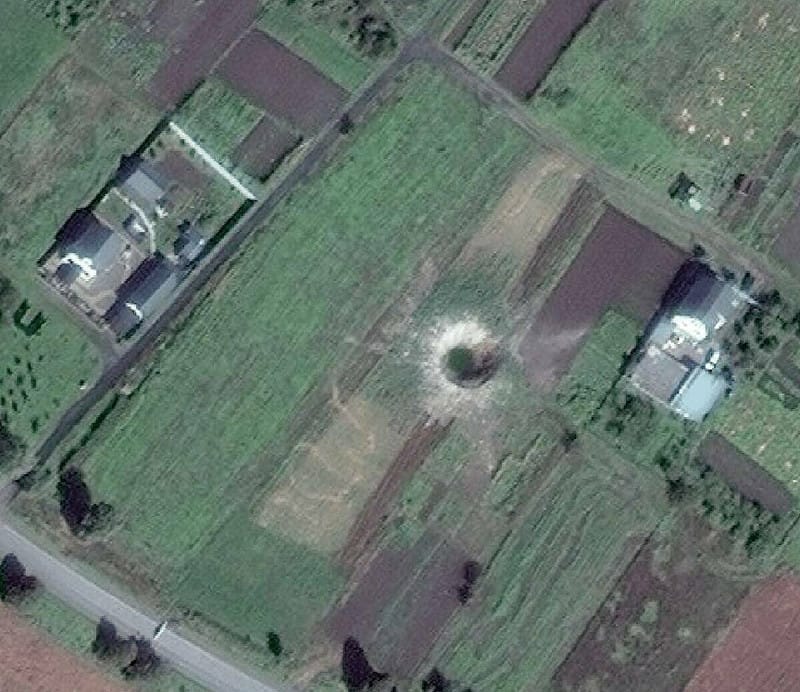 俄羅斯「匕首」（Kinzhal）高超音速導彈在斯達科斯坦尼夫偏離預定目標逾一公里，最終落在農田並造成大型彈坑。   圖：翻攝自 X @Maks_NAFO_FELLA