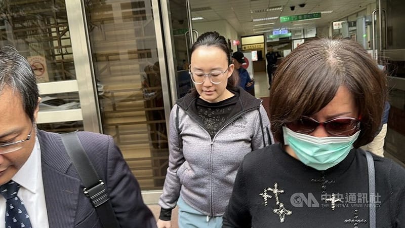 國民黨立委徐巧芯的大姑劉向婕（中）涉洗錢案，高等法院裁定新台幣80萬交保並電子腳鐶監控。劉向婕母親即徐巧芯婆婆（右）8日為其辦保後，一同離開法院。中央社記者劉世怡攝　114年12月8日   