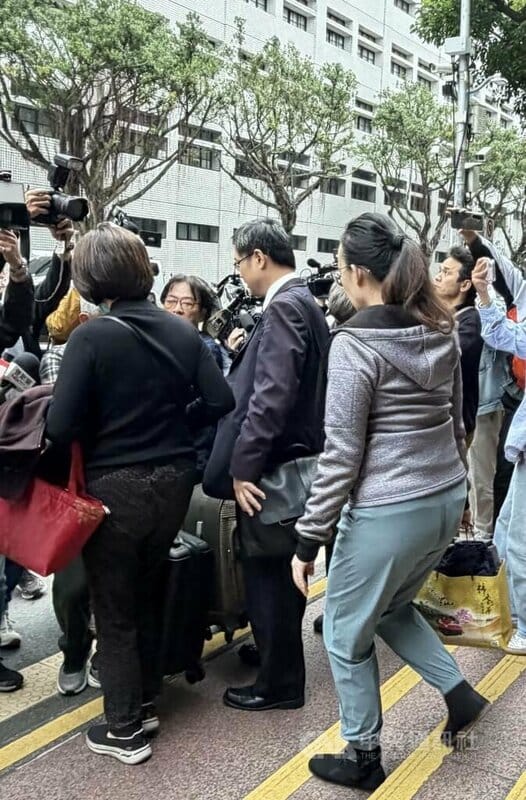 國民黨立委徐巧芯的大姑劉向婕（前右背對者）涉洗錢案，高等法院裁定新台幣80萬交保並電子腳鐶監控，交保手續完成後，劉向婕步出法院。中央社記者劉世怡攝　114年12月8日   