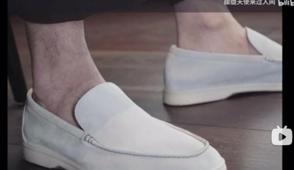 2021年推廣一款白色皮鞋的影片，畫面腳踝處疑似也有一個勒痕。   圖：翻攝自網路