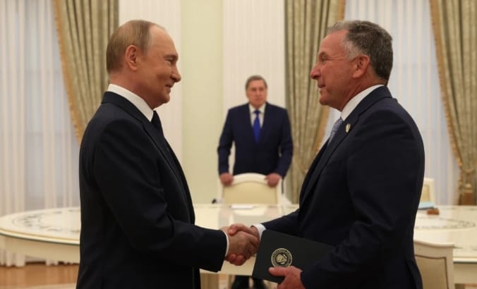 俄國總統普丁(左)在克里姆林宮歡迎來訪的美國特使威特科夫。   圖 : 翻攝自克里姆林宮官網