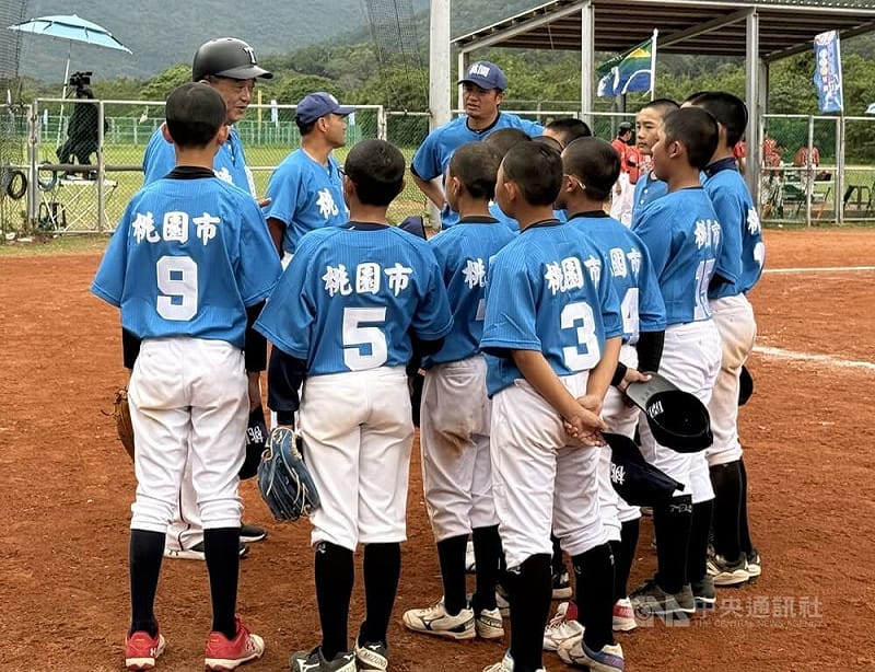 台彩威力盃少棒賽宜蘭縣雖無緣冠軍戰，但桃園總教練李政達誇宜蘭是可敬對手，各隊實力越來越接近，也代表台灣基層棒球發展整體提升。圖為李政達（後左）8日賽後集合球員講話畫面。中央社記者謝靜雯攝　114年12月8日   