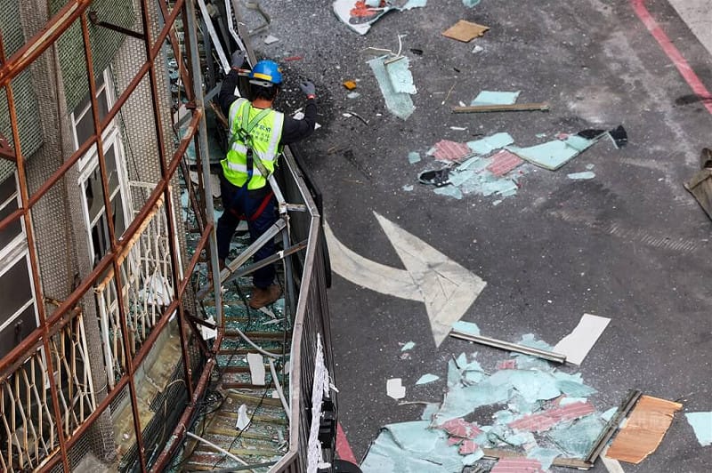 新北市板橋區府中商圈8日凌晨發生公安事故，重慶路12巷的2樓餐廳疑似氣爆，造成多名路人遭噴飛掉落的碎片砸傷，新北市府派人員清除毀損物件。中央社記者吳家昇攝 114年12月8日   