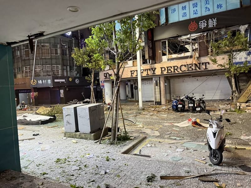 新北市板橋區府中商圈8日凌晨近1時發生公安事故，位在重慶路12巷的2樓餐廳疑似氣爆，造成多名路人遭波及受傷送醫，事故原因待查。（翻攝照片）中央社記者王鴻國傳真　114年12月8日   