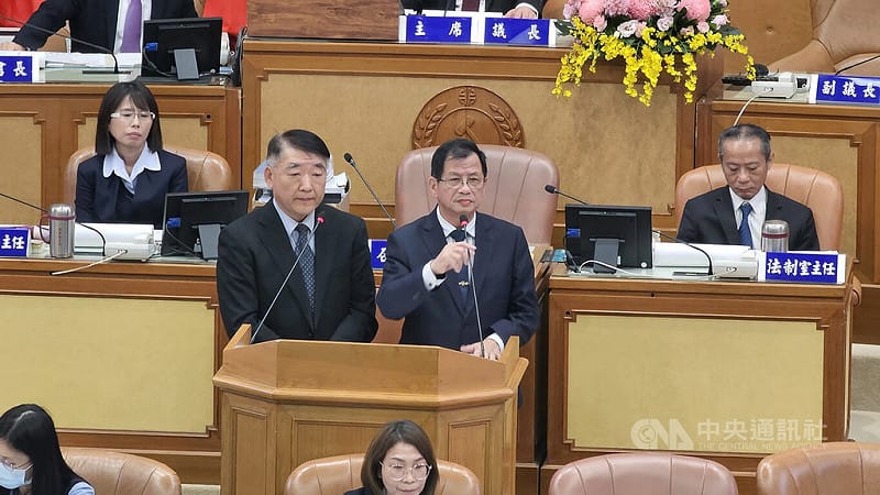 新北市板橋區府中商圈餐廳8日疑似發生氣爆案，消防局長陳崇岳（中右）於議會答詢時表示，目前火災原因還在鑑定中；工務局長馮兆麟（中左）則說，擔心建物結構受損，將拆梁柱裝潢鑑定，並禁止人員進出。中央社記者王鴻國攝　114年12月8日   