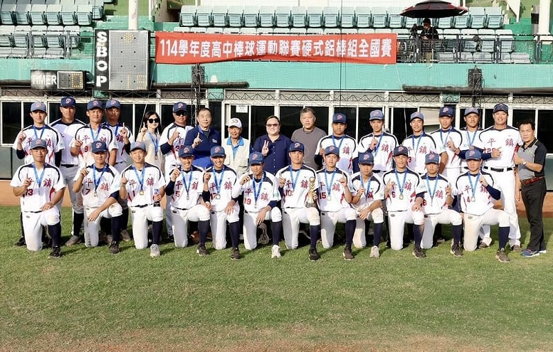 114學年度高中棒球聯賽（鋁棒組）平鎮高中8日以8比4擊敗穀保家商，睽違3年奪下鋁棒聯賽冠軍，為隊史第7冠。（學生棒球運動聯盟提供）中央社記者謝靜雯傳真　114年12月8日   