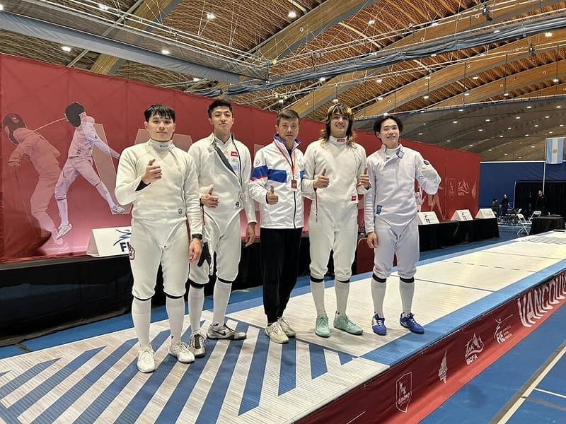 在加拿大舉行的擊劍世界盃，台灣男子銳劍團體靠著吳俊明（左1）、李讓（左2）、葛屹盧（Yilu Guillemot）（右2）、徐敬文（右1）8日首闖4強寫紀錄，教練賴明助（中）滿意子弟兵表現。（賴明助提供）中央社記者黎建忠傳真　114年12月8日   