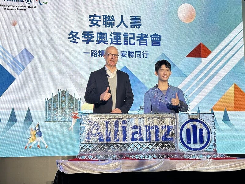 將代表台灣參加米蘭－柯蒂納戴比索冬季奧運的18歲男子花式滑冰小將李宇翔（右），8日受邀擔任人壽品牌代言人。中央社記者黎建忠攝　114年12月8日   
