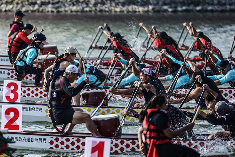 各隊在鼓手節奏帶領下奮力衝刺，展現速度、耐力與團隊默契的極致張力。   圖：高雄市運發局/提供