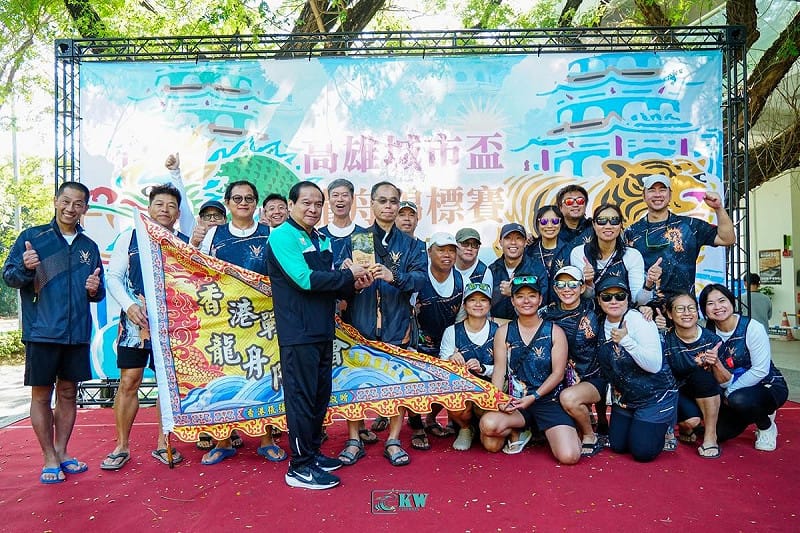 香港戰毅會龍舟隊在高雄城市盃龍舟賽勇奪50+公開組冠軍。   圖：高雄市運發局/提供