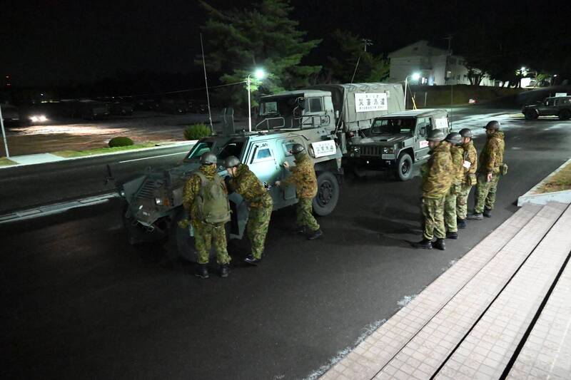 日本青森縣外海發生規模7.5強震，讓許多民眾在嚴寒天氣中趕往避難所，駐紮在岩手的陸上自衛隊已出發救災。   圖：翻攝X（前推特）