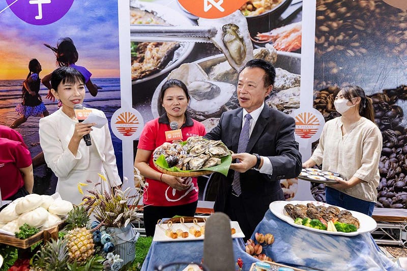 嘉義縣長翁章梁親自宣傳嘉義在地美食,呼籲民眾趁賞燈時節也來嚐鮮。 圖:嘉義縣政府提供 嘉義縣長翁章梁親自宣傳嘉義在地美食,呼籲民眾趁賞燈時節也來嚐鮮。 圖:嘉義縣政府提供