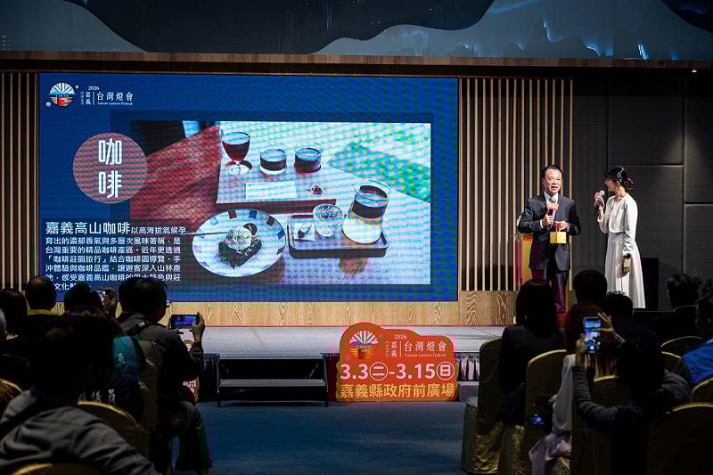 嘉義縣長翁章梁親自宣傳嘉義在地美食,呼籲民眾趁賞燈時節也來品嚐嘉義特產咖啡。 圖:嘉義縣府提供 嘉義縣長翁章梁親自宣傳嘉義在地美食,呼籲民眾趁賞燈時節也來品嚐嘉義特產咖啡。 圖:嘉義縣府提供