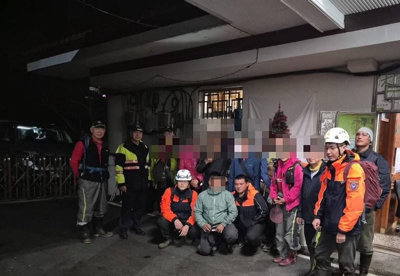 1支7人登山隊7日攀登南投惠蓀林場小出山時迷路，包車司機見客人未下山報警，員警和消防員、巡山員組成搜救隊，8日凌晨尋獲包含領隊在內的7人，全員安全下山。（警方提供）中央社記者吳哲豪傳真 114年12月9日   