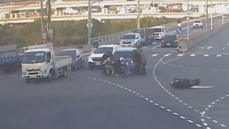 1名紀姓男子（37歲）騎乘普通機車，行經苗栗市經國路與中華路口，疑似闖紅燈撞上劉姓男子（36歲）駕駛的自小客車，紀男一度受困車底，所幸熱心民眾合力抬起車輛，協助他脫困送醫，無生命危險。（警方提供）中央社記者管瑞平傳真 114年12月9日   