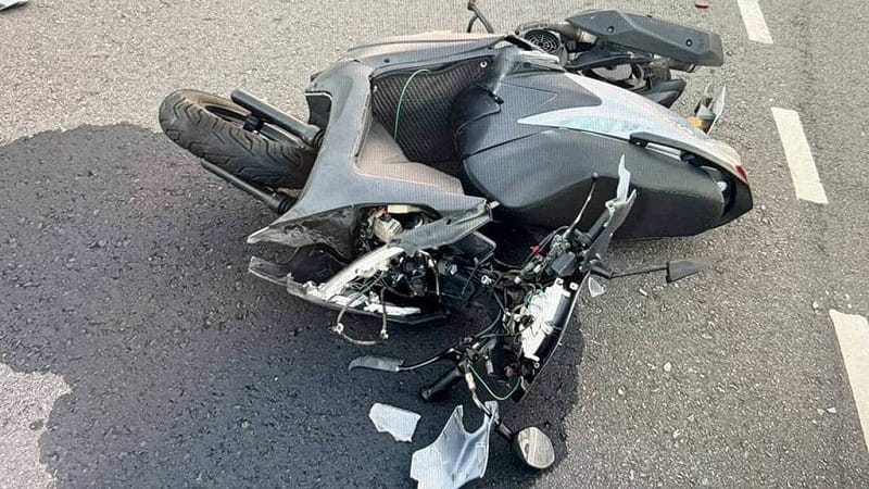 37歲紀姓男子騎乘普通機車，行經苗栗市經國路與中華路口，疑似闖紅燈撞上劉姓男子駕駛的自小客車，紀男一度受困車底，機車車頭被撞得支離破碎，幸無生命危險。（警方提供）中央社記者管瑞平傳真  114年12月9日   