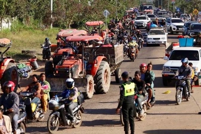 泰柬軍事衝突，位於柬埔寨奧多棉吉省的邊境村莊1157戶居民被迫舉家逃離。   圖 : 翻攝自 IC Photo