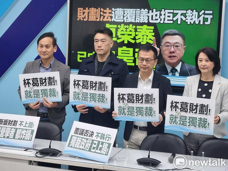 國民黨團召開記者會，斥責行政院長卓榮泰猶如土皇帝。   圖：黃建豪/攝