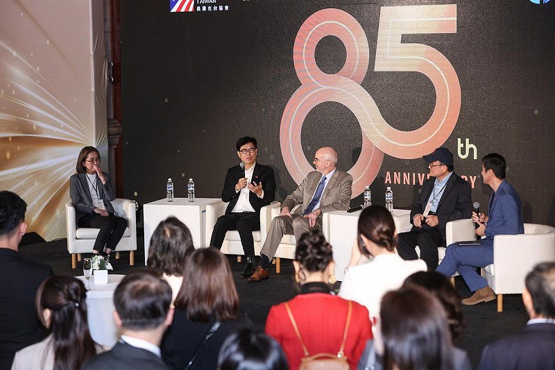 陳其邁(左二)在IVLP85週年茶會與谷立言(中)、蕭宗煌(右二)、胡貝蒂(左一)進行對談。   圖：高雄市行國處/提供