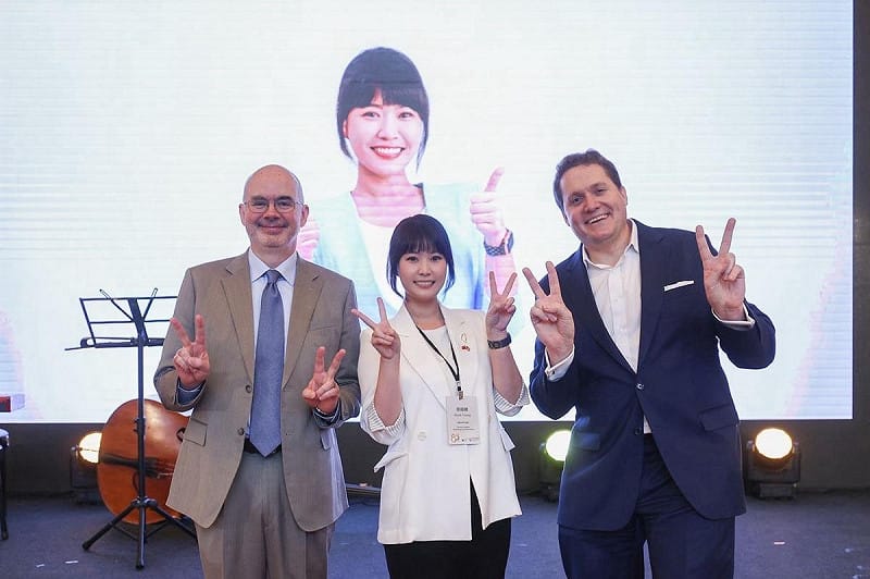 今年8月赴美參與IVLP的張硯卿(中)分享心得，感謝計畫讓台灣與世界領袖平等且深入交流。   圖：高雄市行國處/提供