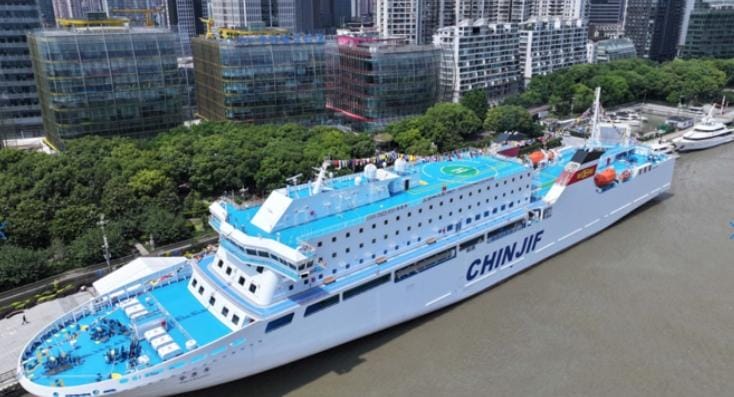 而中日關係緊張擴散至民間交流，新加坡《聯合早報》12 月 8 日報導指出，在中日關係持續緊張之際，被視為兩國友誼象徵的渡輪「鑒真號」已宣布暫停營運。   圖 : 翻攝自中日輪渡官網