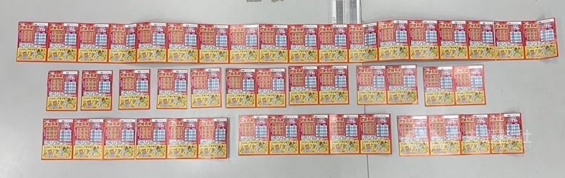 57歲郭姓男子疑因缺錢花用，9日凌晨在台北市西門町假意購買刮刮樂，趁身障賣家不備搶奪面額均為新台幣100元的46張刮刮樂，逃離不久即遭現場民眾與趕來的員警合力壓制。（翻攝照片）中央社記者黃麗芸傳真　114年12月9日   