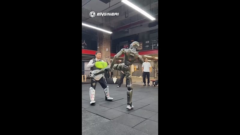 中國深圳「眾擎機器人科技有限公司」近期公開一段旗下 T800 機器人踹飛老闆的影片，試圖澄清先前宣傳影片中使用 CGI 技術造假的傳聞。   圖：擷取自 @CyberRobooo X 分享影片