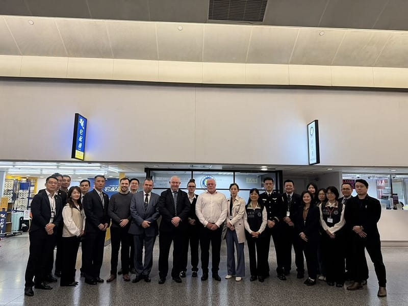 法務部8日順利將一名在國內服刑的英籍受刑人移交英國警官接返回國服刑，本件為台英簽署受刑人移交協議後，移交返回英國服刑的第3名英籍受刑人。圖為英國皇家監獄及假釋署、英國在台辦事處、內政部移民署、法務部調查局等單位人員於機場留影。（法務部提供）中央社記者劉世怡傳真　114年12月9日   