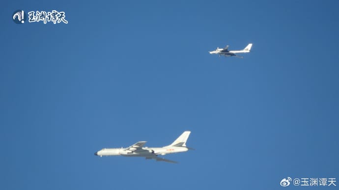 中國國防部稍早發布訊息，稱9日在東海、太平洋西部空域組織實施第10次聯合空中戰略巡航。   圖：翻攝「微博」@玉淵譚天