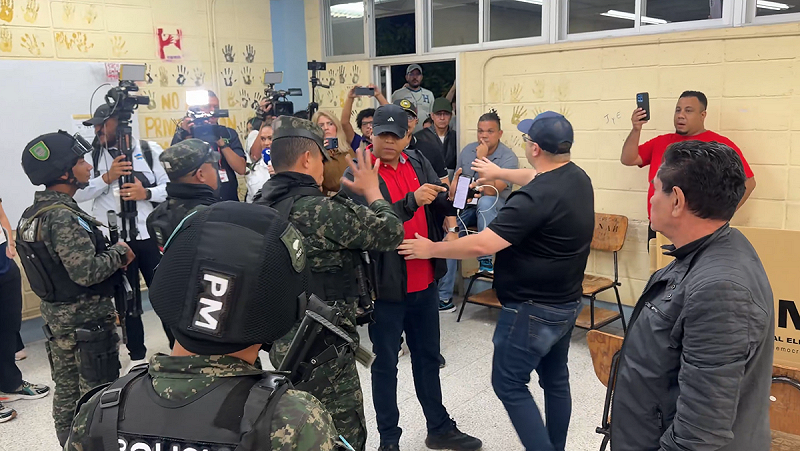 據傳宏都拉斯一處投票所中，軍隊闖入控制投票箱。   圖：翻攝自 X《 Mario Nawfal》