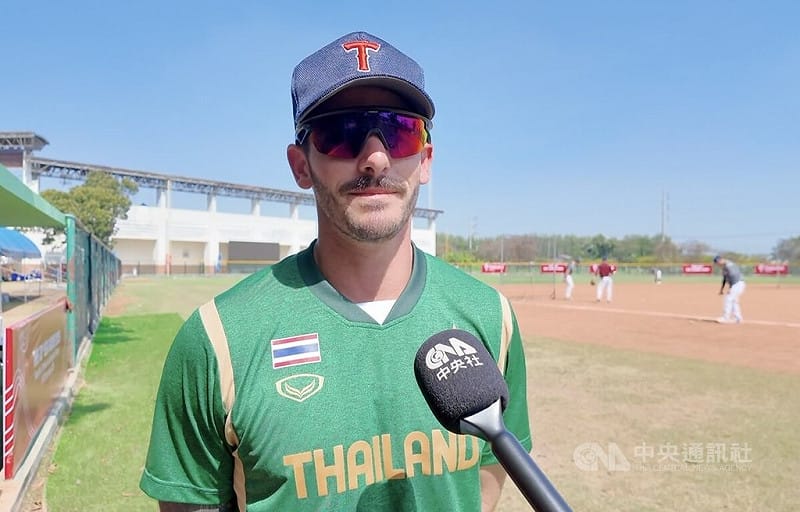 泰國棒球隊教練韋德（Zachery James Wade）指出，對球員而言，赴台灣進行交流賽是很好的經驗，因為與台灣優秀球隊比賽讓每人都有更多發揮空間，增加球路的變化，「球員能更清楚知道，自己哪些方面需更加努力」。中央社記者李宗憲巴吞他尼府攝　114年12月9日   