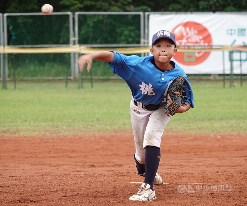 台彩威力盃少棒賽桃園市9日冠軍戰與南投縣交手，打線缺適時一擊，終場以0比5吞敗、拿下亞軍；圖為桃園市隊投手李承軒。中央社記者謝靜雯攝 114年12月9日   