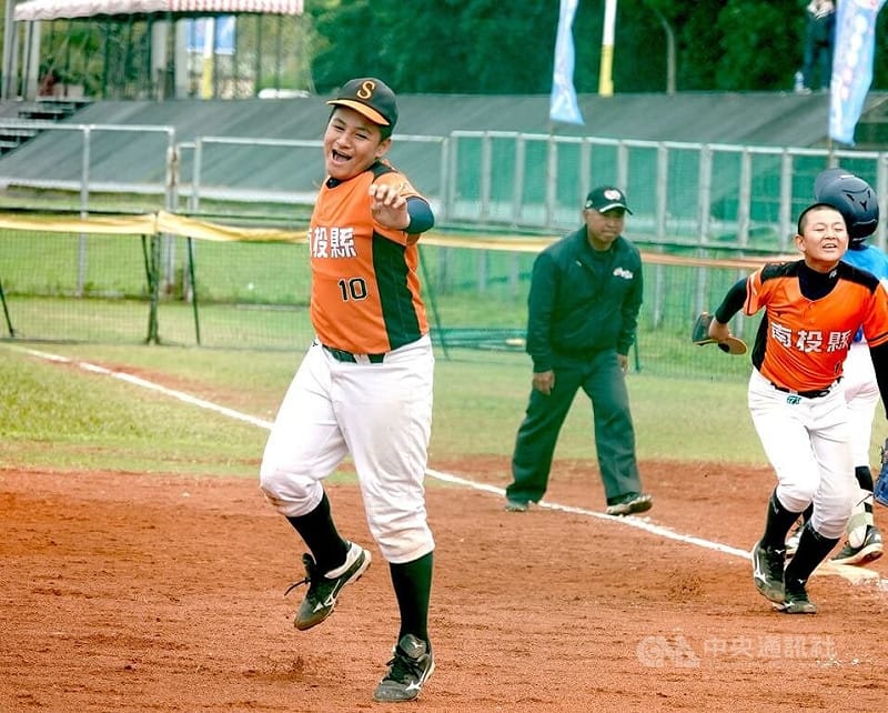 威力盃少棒賽南投縣田司恩（左）9日冠軍戰6局完封桃園打線，助隊以5比0奪冠、獲頒MVP，抓下最後一個出局數，開心跳起吶喊。中央社記者謝靜雯攝 114年12月9日   