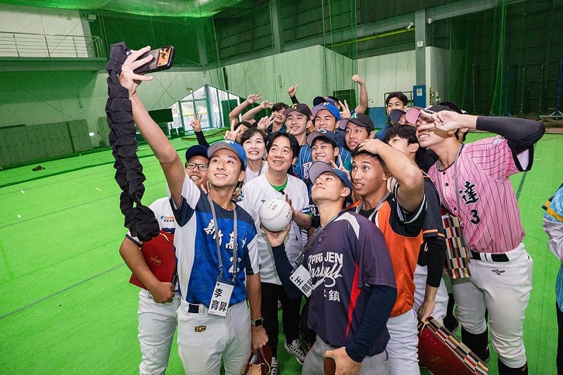  賴清德與「青年百億海外圓夢基金計畫」學生合照。 圖：總統府提供 