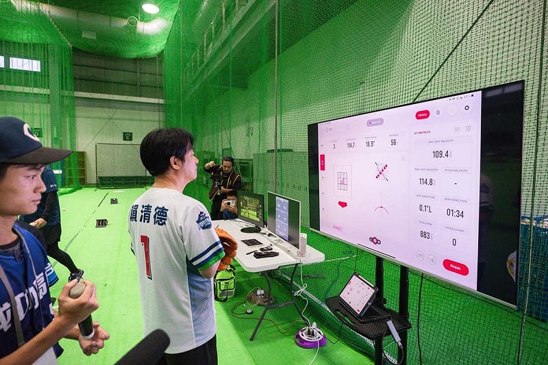  學生帶賴清德觀看棒球數據分析 圖：總統府提供 