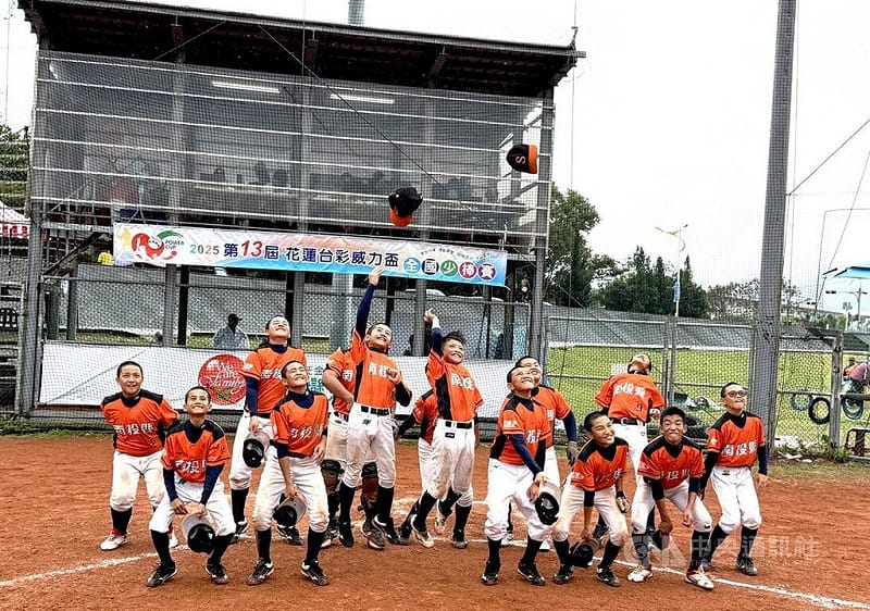 台彩威力盃少棒賽南投縣9日以5比0擊敗桃園市，隊史首度奪冠；總教練紀俊麟表示，這冠對南投意義重大，也讓各縣市知道南投並不好對付。圖為賽後球員拋帽子慶祝畫面。中央社記者謝靜雯攝 114年12月9日   
