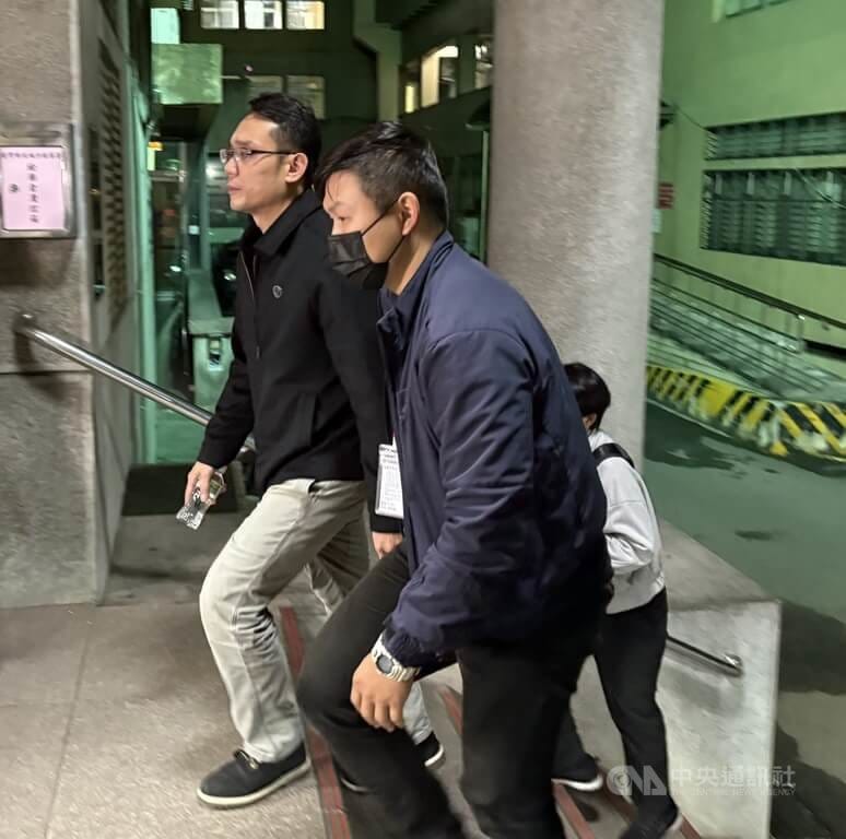 新北地檢署偵辦員警疑洩密、貪污案，9日帶回新北刑大等3警，另拘提中和分局張姓偵查佐。複訊後刑大鄭姓代理副隊長（左1）10日凌晨遭檢方聲押。中央社記者曹亞沿攝 114年12月10日   