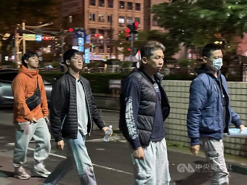 新北市刑大趙姓偵查員（左2）及前刑大王姓偵查佐（右2）涉貪污、洩密等罪，9日遭移送新北地檢署，複訊後各以5萬、10萬元交保。中央社記者曹亞沿攝 114年12月10日   