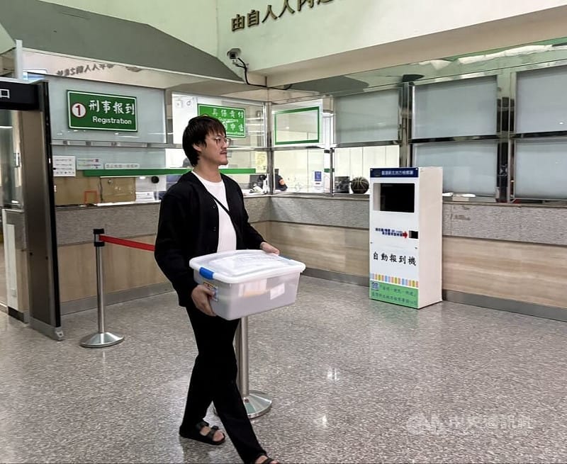 新北市中和警分局張姓偵查佐涉貪污、洩密等罪遭新北地檢署拘提，複訊後10日凌晨以15萬元交保。中央社記者曹亞沿攝 114年12月10日   