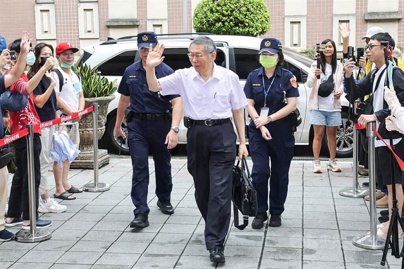 台北地方法院審理京華城案，10月30日再開審理庭，傳喚前台北市長柯文哲（前中）。（中央社檔案照片）   