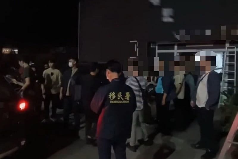 台南市善化區一家護膚SPA會館涉嫌讓客人在店內以「選妃」方式挑選泰國籍女子進行性交易，被警方與移民署組成專案小組蒐證查獲。（讀者提供）中央社記者楊思瑞台南傳真　114年12月10日   