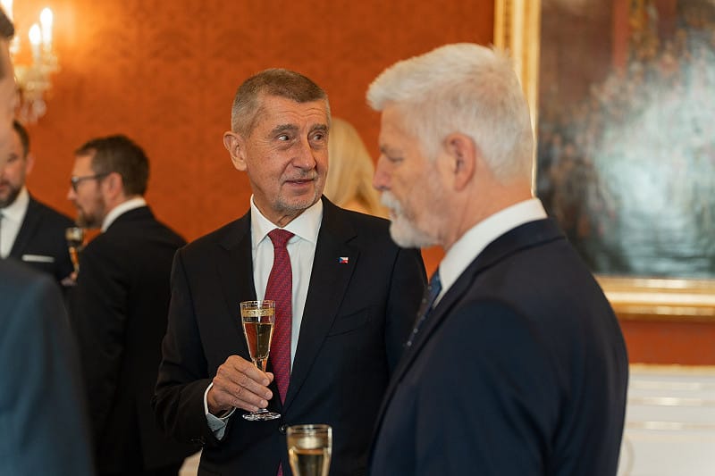 捷克總理任命典禮上的安德烈．巴比斯（左）。   圖：翻攝自 X《 The Other Side Media》