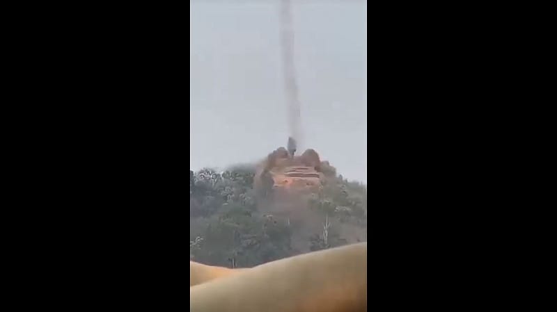 泰國與柬埔寨近期再次於邊境地區爆發武裝衝突。圖為被柬埔寨軍方襲擊的泰國邊境哨所。   圖：擷取自 @BabakTaghvaee1 X 分享影片