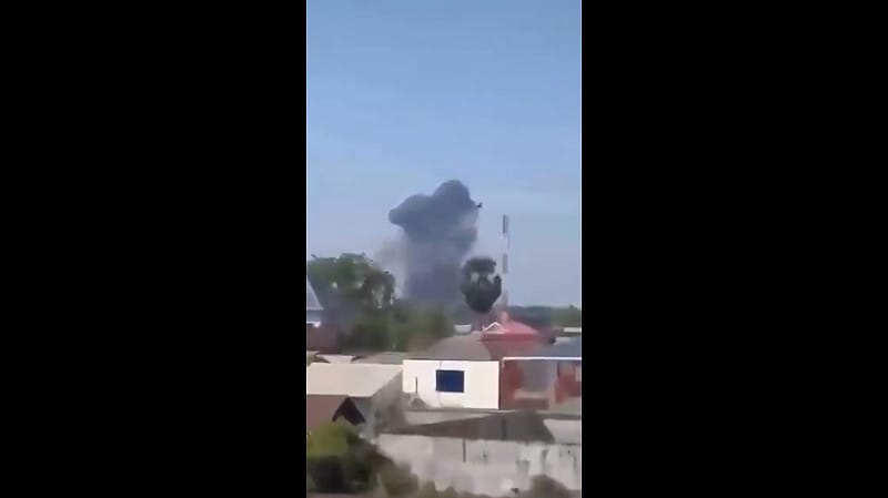 泰國派遣 F-16 戰機，對柬埔寨境內目標發動空襲。   圖：擷取自 @clashreport X 分享影片