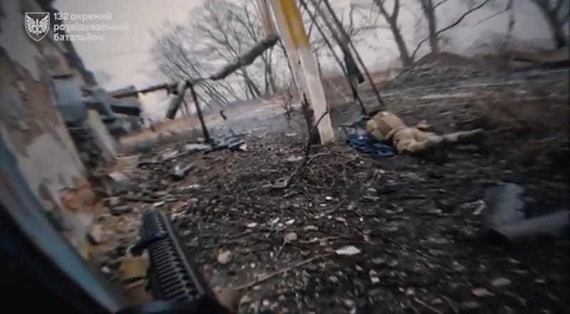 烏克蘭第132偵察營近日俘虜一名俄軍突擊兵,該名士兵在被捕時坦承同行20人俄兵已全數陣亡。 圖:翻攝自 X 烏克蘭第132偵察營近日俘虜一名俄軍突擊兵,該名士兵在被捕時坦承同行20人俄兵已全數陣亡。 圖:翻攝自 X