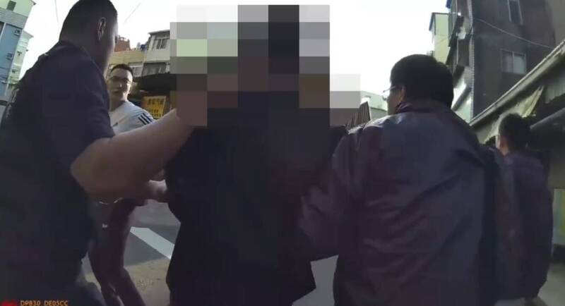 呂姓男子持刀刺殺檳榔攤王姓老闆娘，隨後遭逮捕，全案朝向殺人罪偵辦。   圖：翻攝畫面