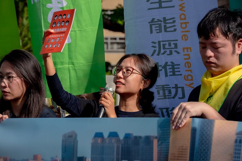  地球公民基金會議題專員林冠伶手舉內政部近期發放的〈當危機來臨時 臺灣全民安全指引〉，要求內政部《建築物設置太陽光電發電設備標準》草案盡快上路，指出能源韌性就是國安韌性，能源政策縮減就是增加風險。 圖：地球公民基金會提供 