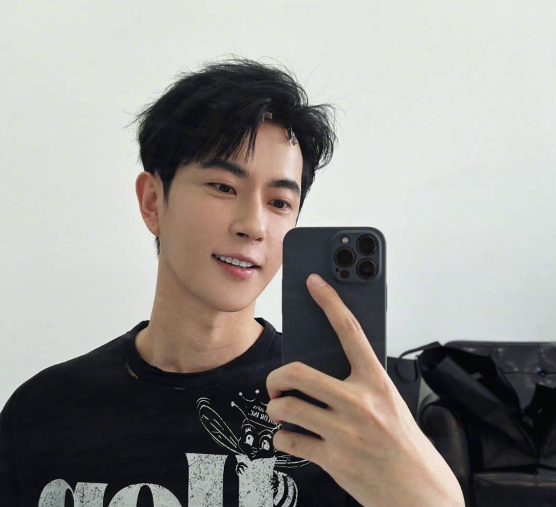 于朦朧今年9月驚傳墜樓身亡，由於真相未明，至今仍不斷有新料爆出。   圖：翻攝自于朦朧微博