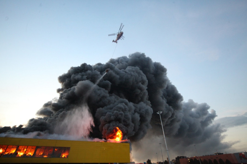 俄羅斯莫斯科商場大火，緊急疏散3000多人。   圖: 達志影像 /美聯社